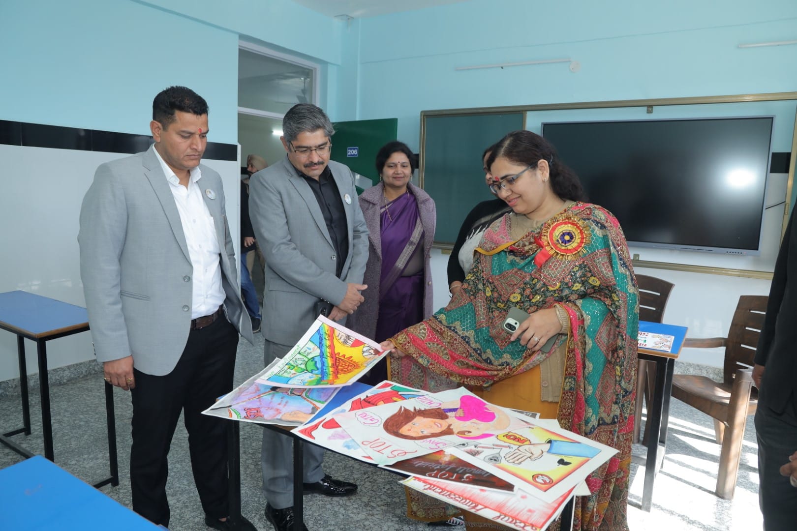 प्रतियोगिता के दौरान प्रस्तुति देते विद्यार्थी। विभाग