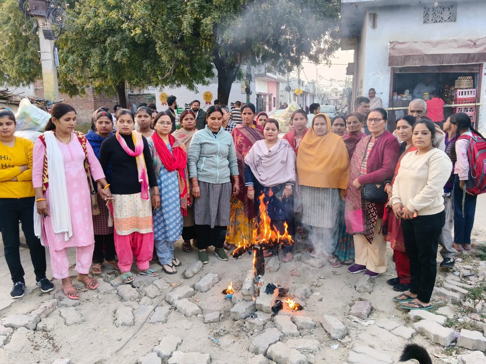 प्रदर्शन करते लोग।