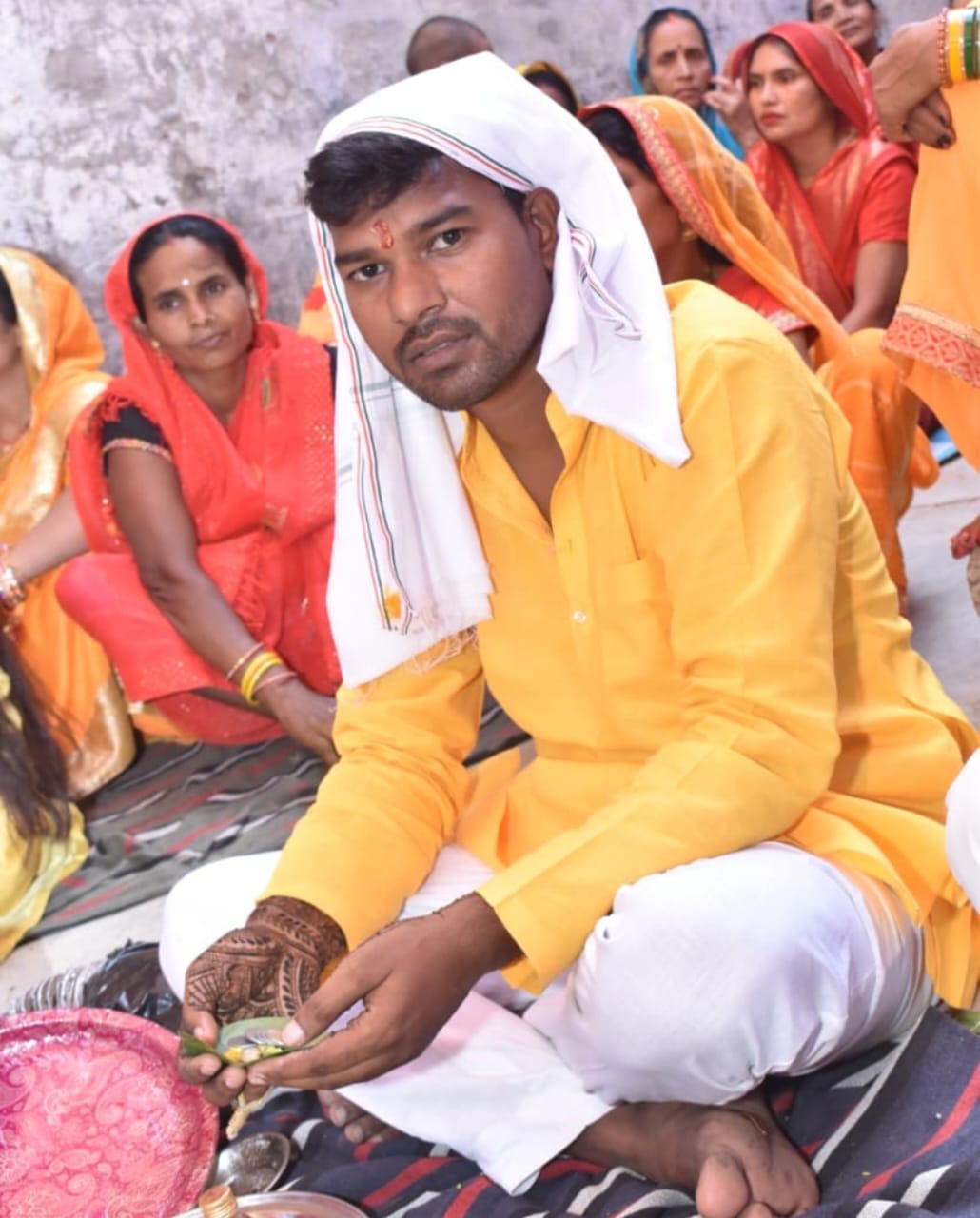 पोस्टमार्टम हाउस पर मृतक व्यापारी विजय कसौधन के परिजन गमगीन खड़े-संवाद पोस्टमार्टम हाउस पर मृतक व्यापारी विजय कसौधन के परिजन गमगीन खड़े-संवाद