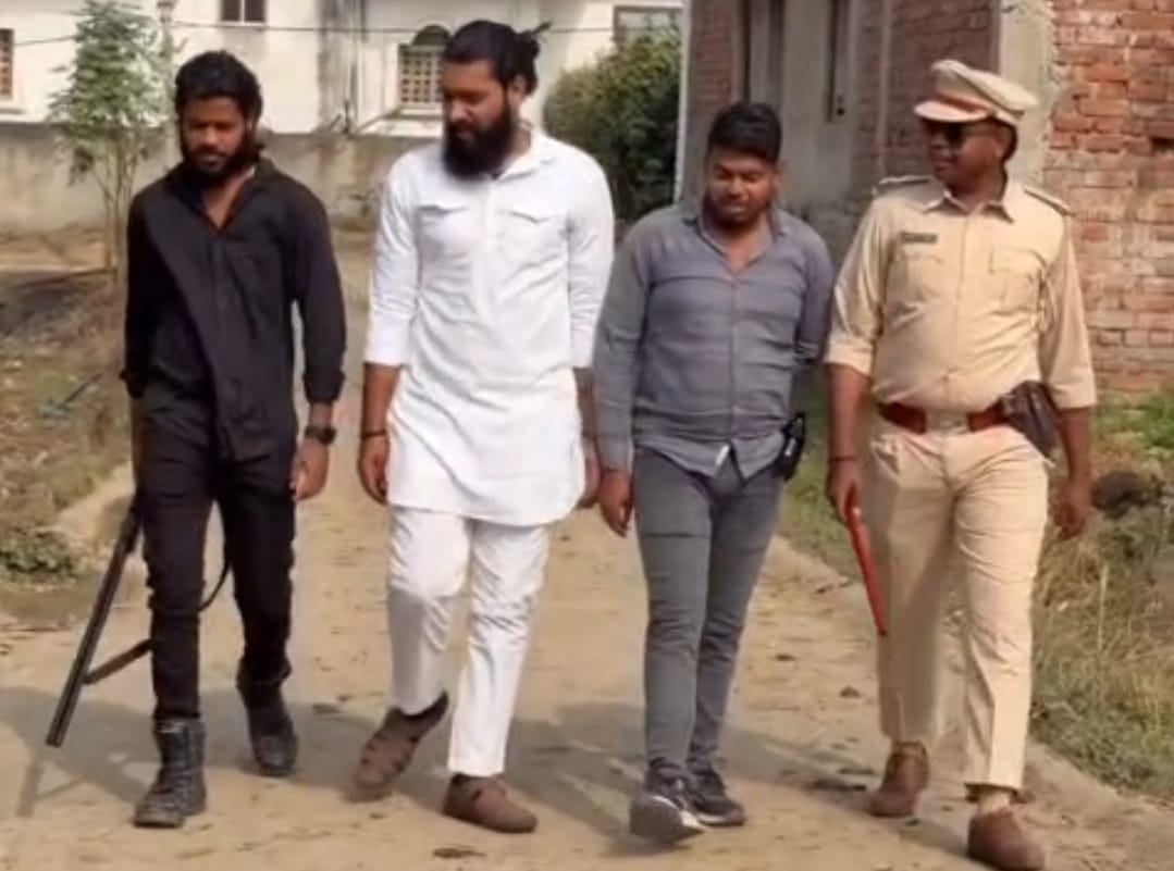 रील बनाते सभी युवक