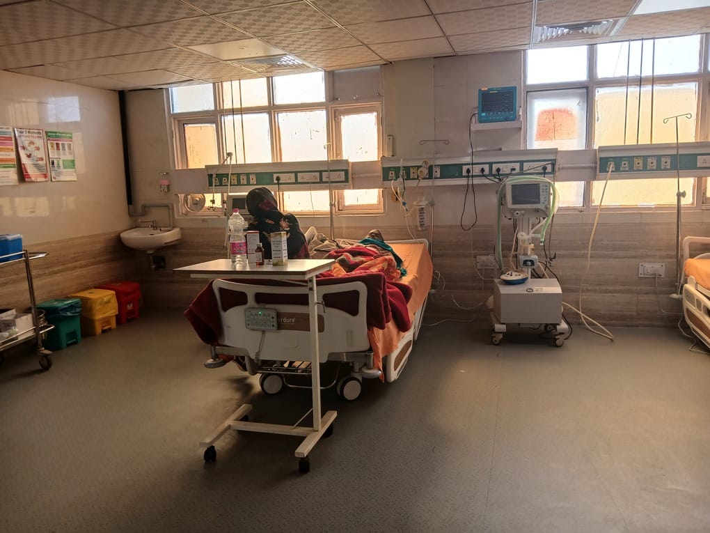 रेवाड़ी। नागरिक अस्पताल में धूल फांक रही मोबाइल एम्बुलेंस। संवाद