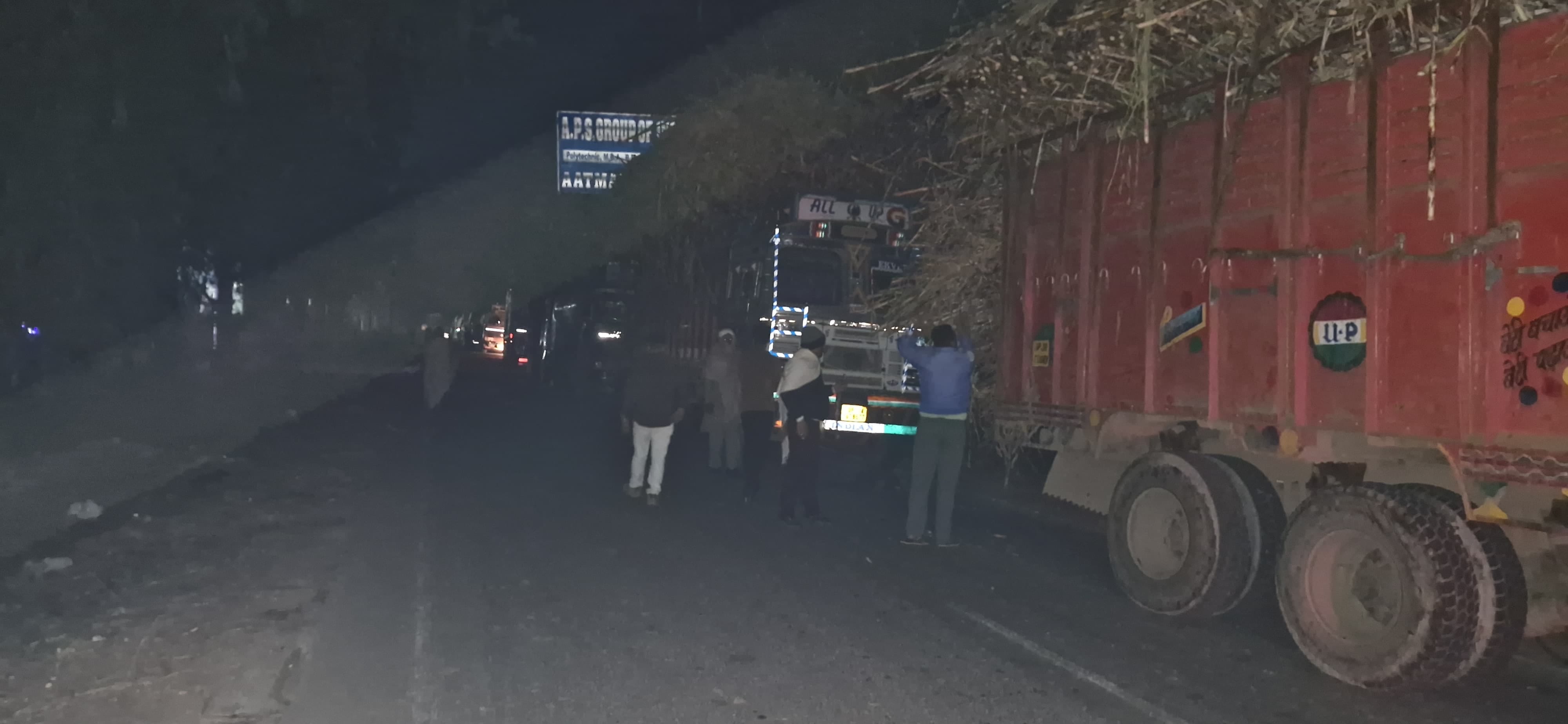 सरूरपुर। मेरठ बड़ौत रोड डंफर की टक्कर के बाद जानकारी देते पीड़ित। संवाद