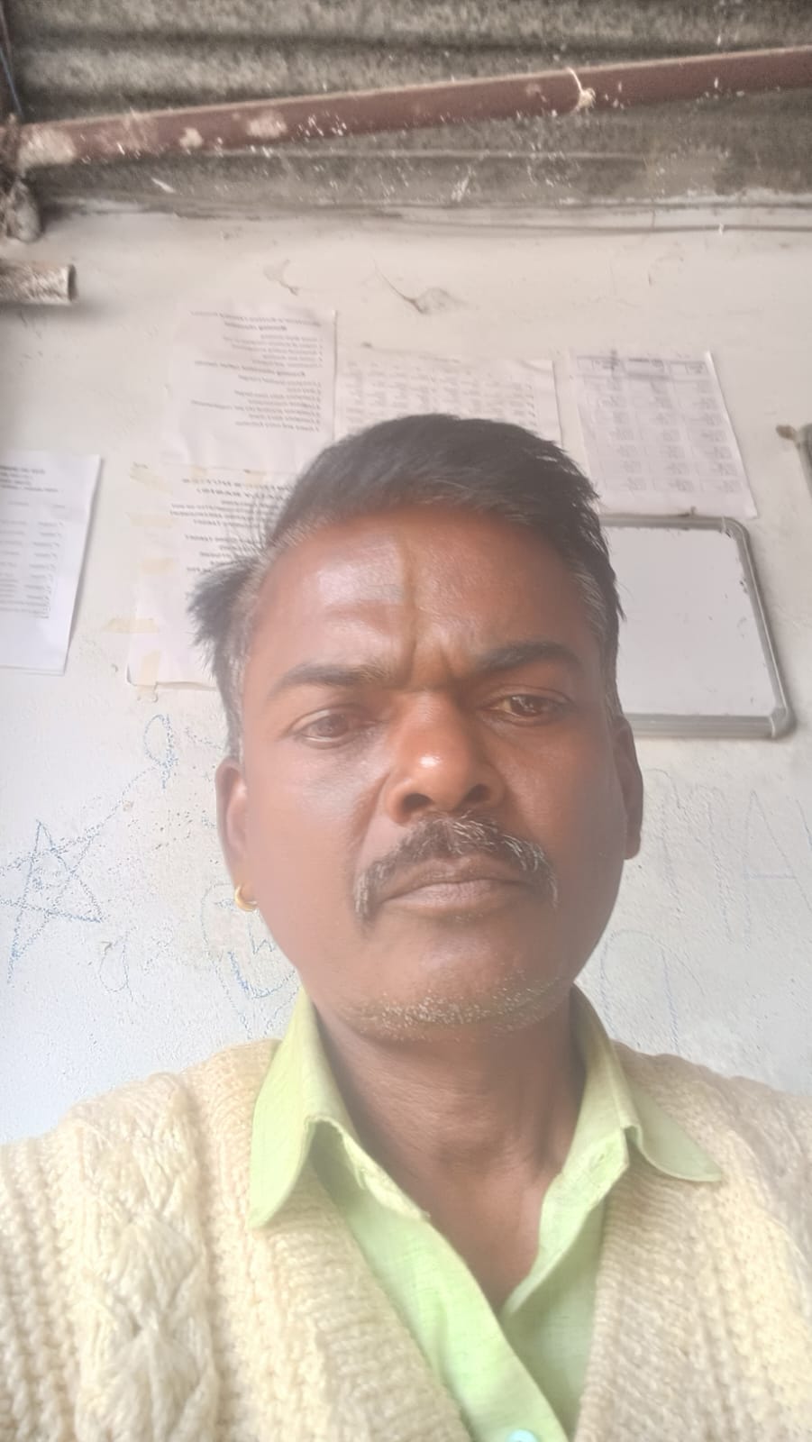 सिसवनिया मार्ग जिसके निर्माण में खराब सामग्री के उपयोग का आरोप ग्रामीण लगा रहे-संवाद सिसवनिया मार्ग जिसके निर्माण में खराब सामग्री के उपयोग का आरोप ग्रामीण लगा रहे-संवाद