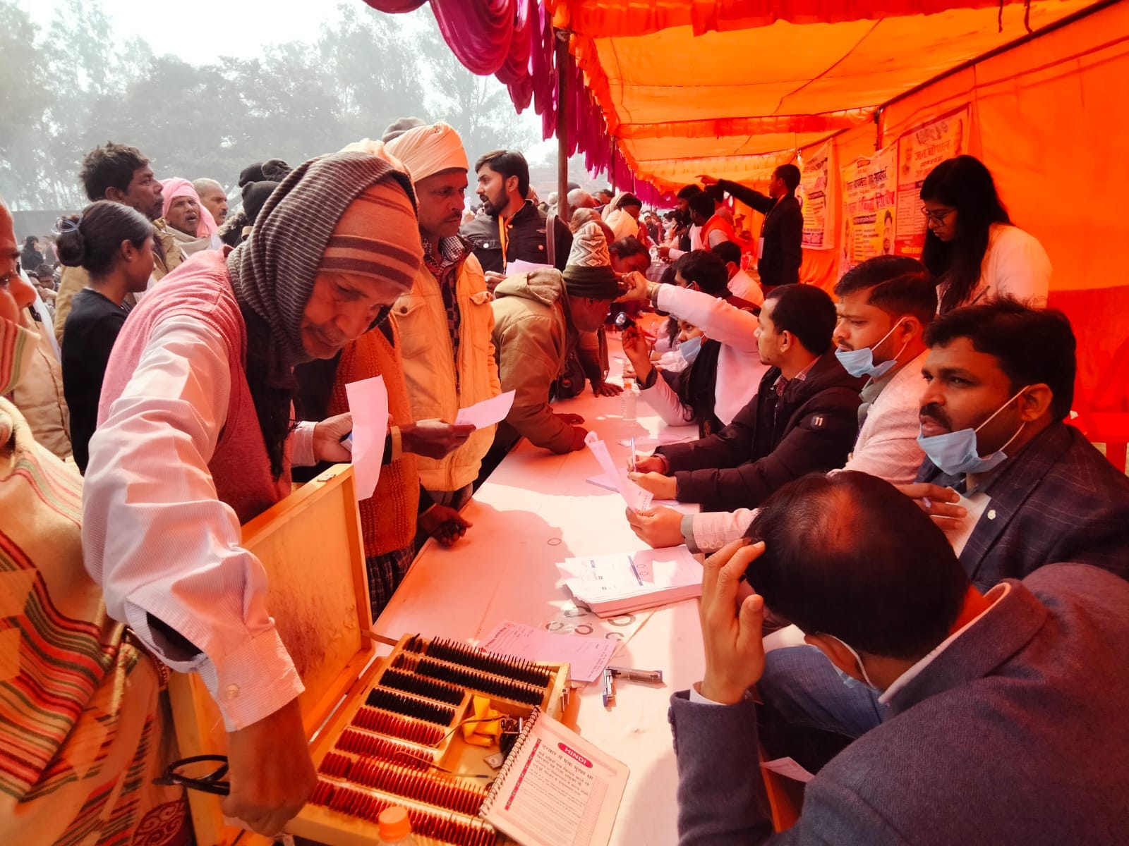 स्वास्थ्य मेले में चिकित्सकों से जानकारी लेती महिला उपाध्यक्ष