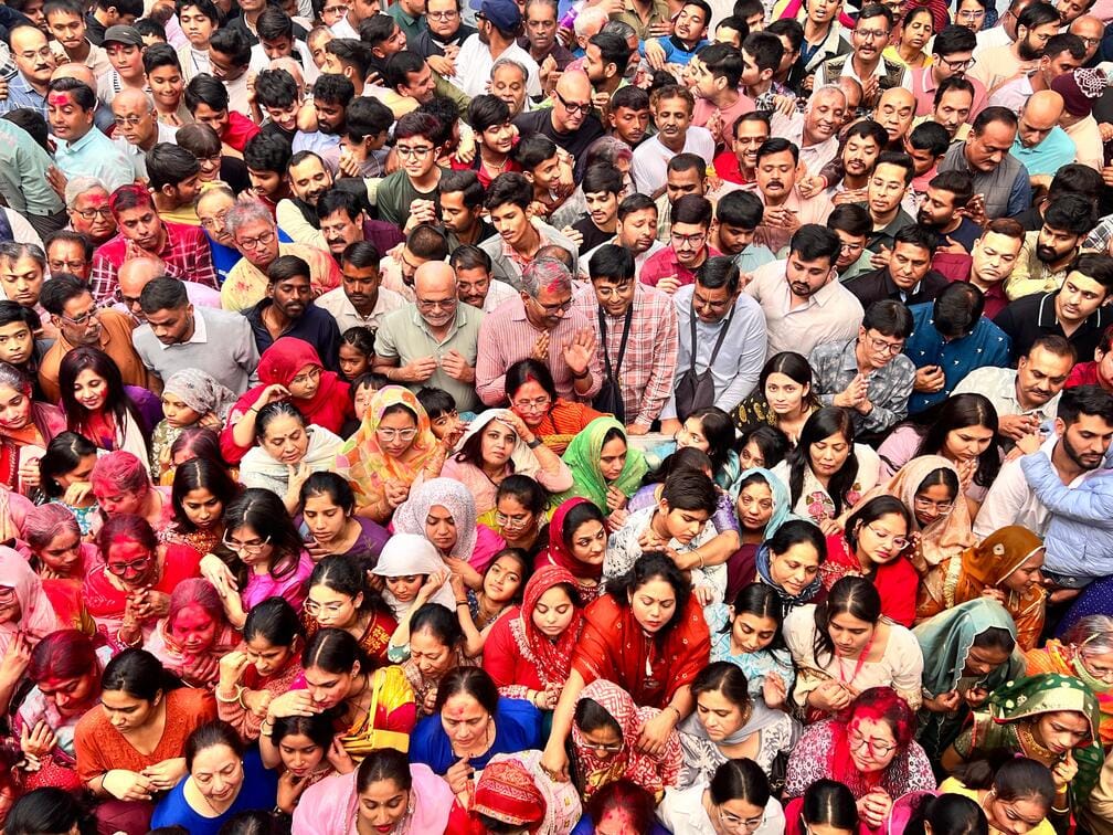 श्रीनाथजी मंदिर में पाट उत्सव के दौरान भक्तों का सैलाब । फोटो - अमर उजाला