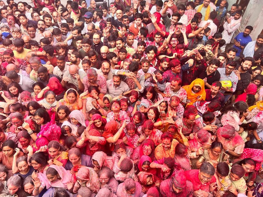 श्रीनाथजी मंदिर में पाट उत्सव के दौरान भक्तों का सैलाब । फोटो - अमर उजाला