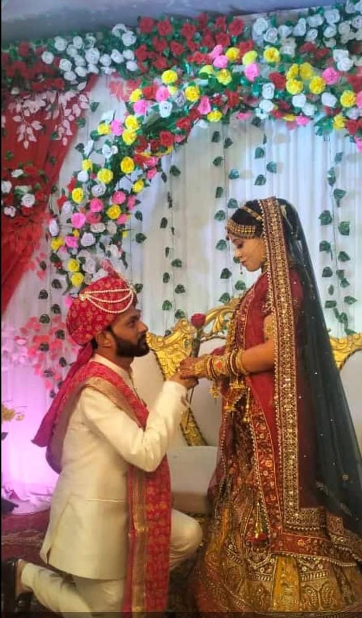 दीपक जोशी पत्नी रीना जोशी को रोज डे पर गुलाब देते हुए. महिला