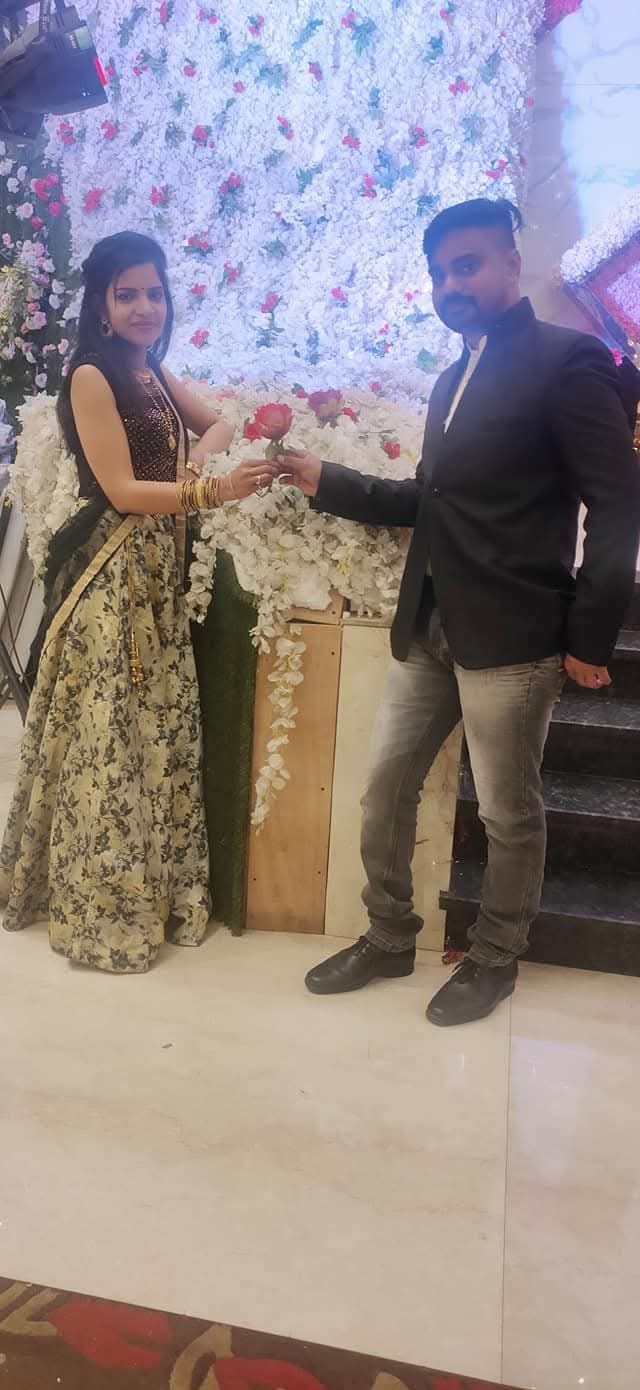 दीपक जोशी पत्नी रीना जोशी को रोज डे पर गुलाब देते हुए. महिला