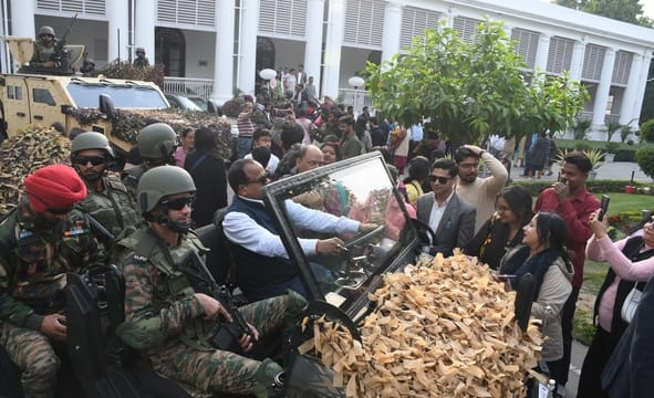 दूसरे दिन जन भवन में बड़ी संख्या में लोग पहुंचे। 