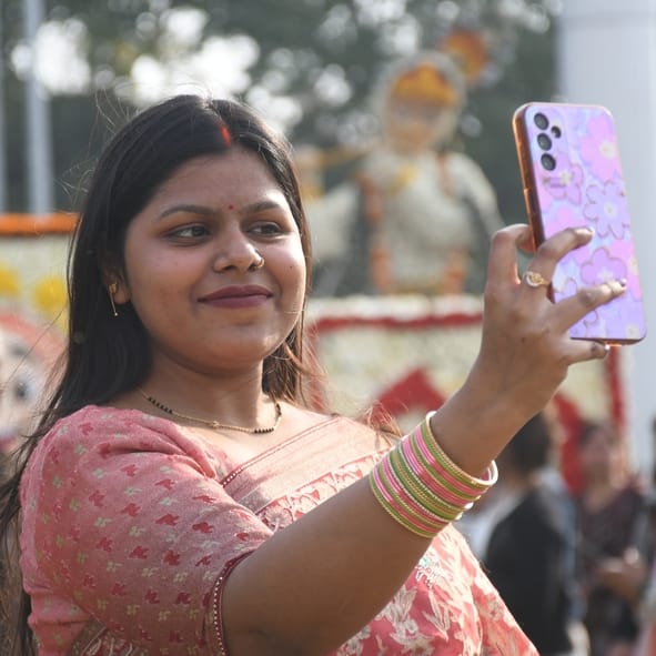 दूसरे दिन जन भवन में बड़ी संख्या में लोग पहुंचे। 