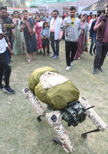 दूसरे दिन जन भवन में बड़ी संख्या में लोग पहुंचे। 
