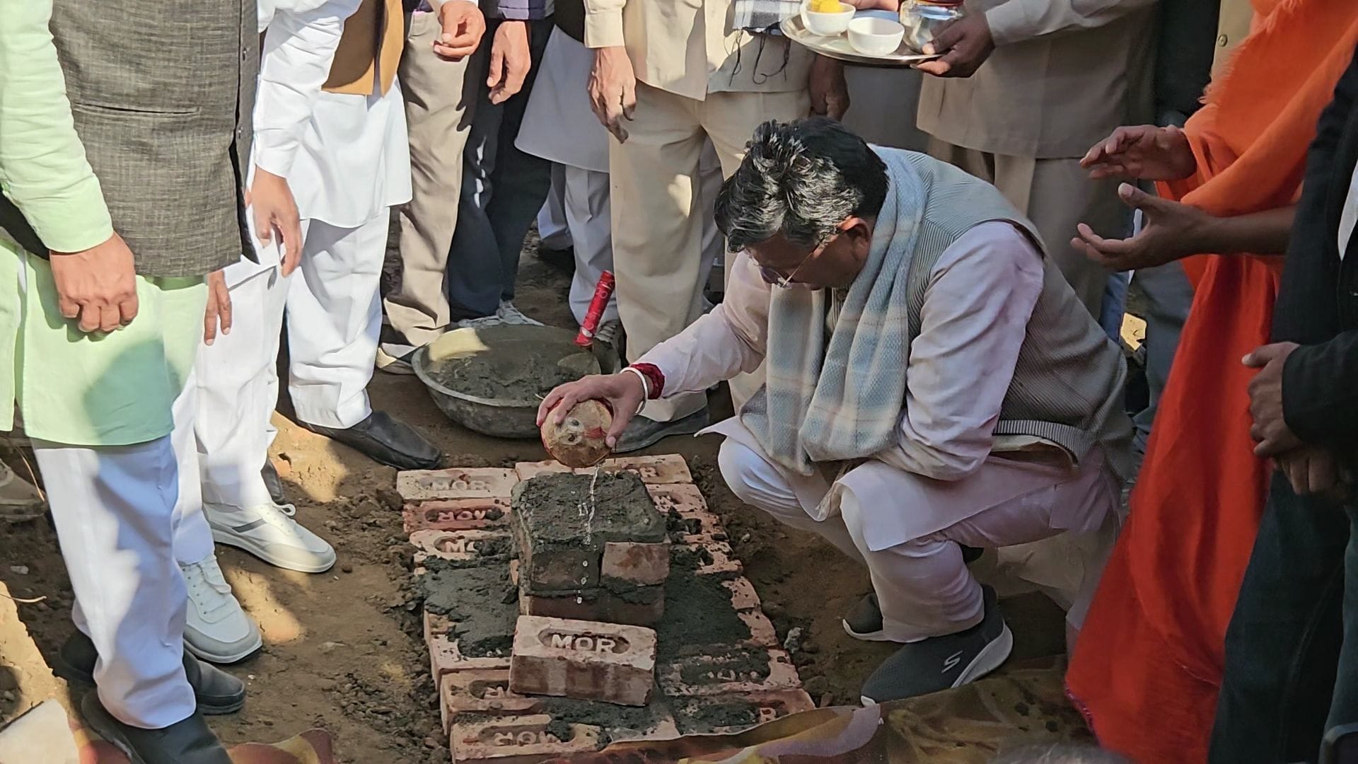 08जेएनडी12-हरियल रेस्ट हाउस के निर्माण कार्य का शिलान्यास करते हुए कैबिनेट मंत्री कृष्ण कुमार ब