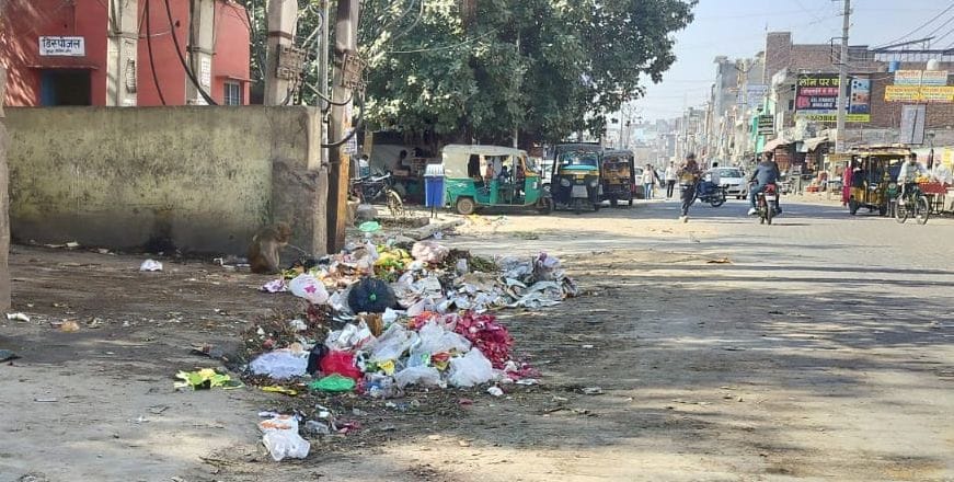 08जेएनडी23: अर्जुन स्टेडियम के बाहर सड़क पर जलाया जा रहा कूड़ा। संवाद