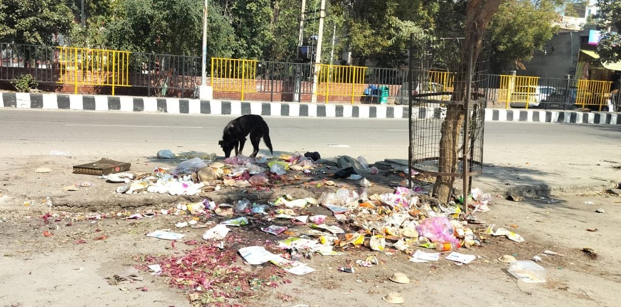 08जेएनडी23: अर्जुन स्टेडियम के बाहर सड़क पर जलाया जा रहा कूड़ा। संवाद