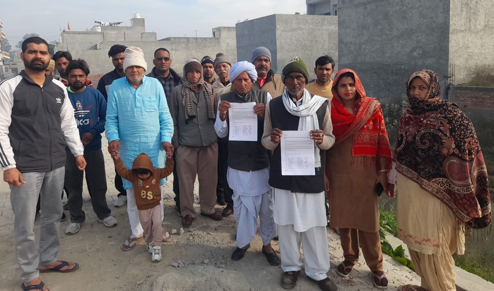 09जेएनडी10: कालोनी में खाली प्लाट में भरा सीवरेज का गंदा पानी। स्रोत : कालोनीवासी