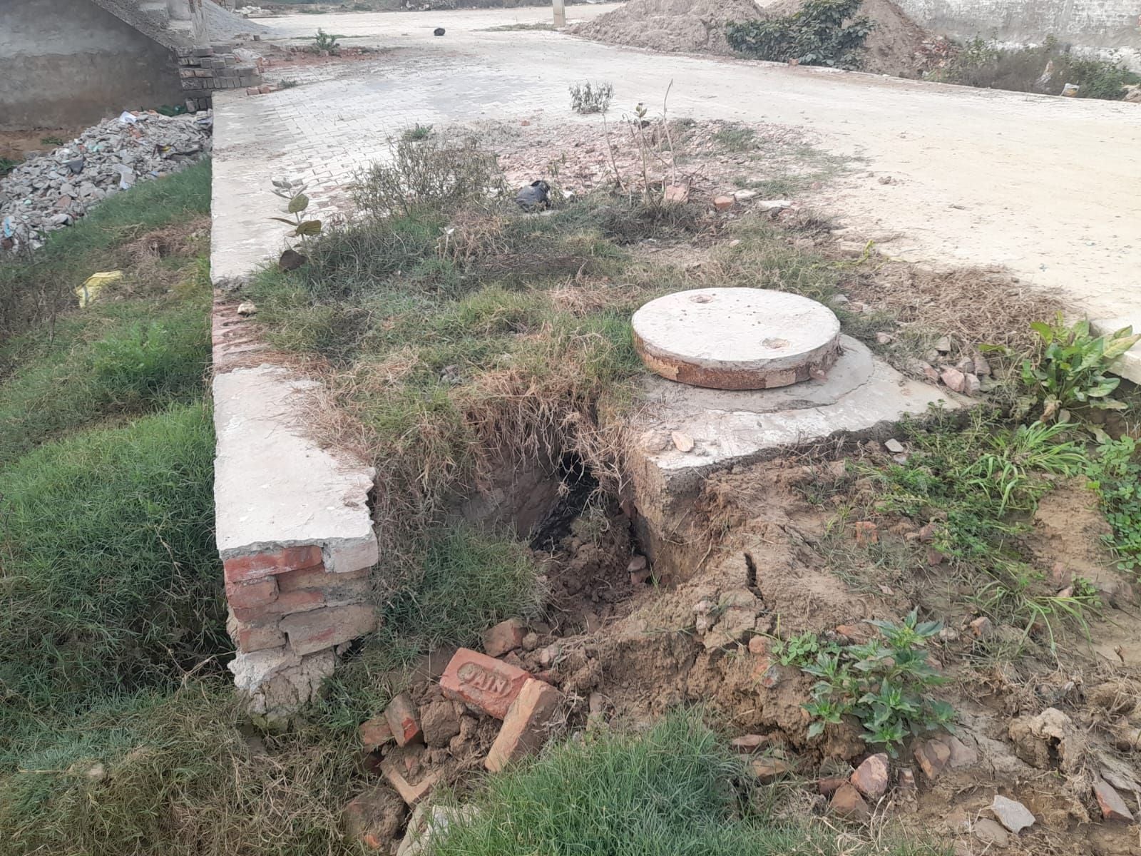 09जेएनडी10: कालोनी में खाली प्लाट में भरा सीवरेज का गंदा पानी। स्रोत : कालोनीवासी