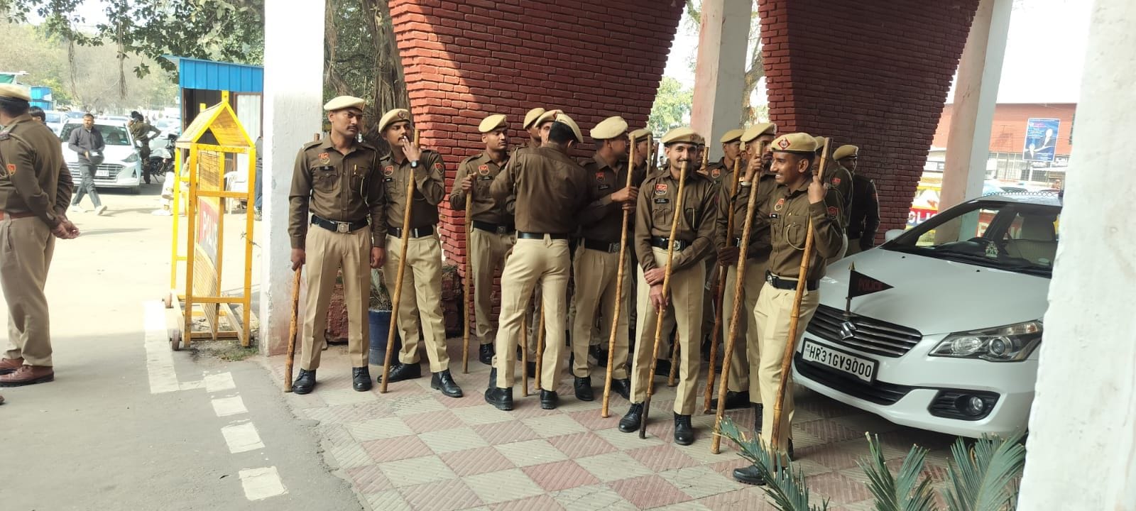 09जेएनडी48: एसपी कार्यालय के बाहर आरोपी पुलिसकर्मियों पर कार्रवाई की मांग को लेकर एकत्रित हुए र 09जेएनडी48: एसपी कार्यालय के बाहर आरोपी पुलिसकर्मियों पर कार्रवाई की मांग को लेकर एकत्रित हुए र