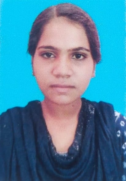 अनुप्रिया की फाइल फोटो और नवाबगंज में लोलपुर ओवरब्रिज पर हुए हादसे में क्षतिग्रस्त कार। - संवाद
