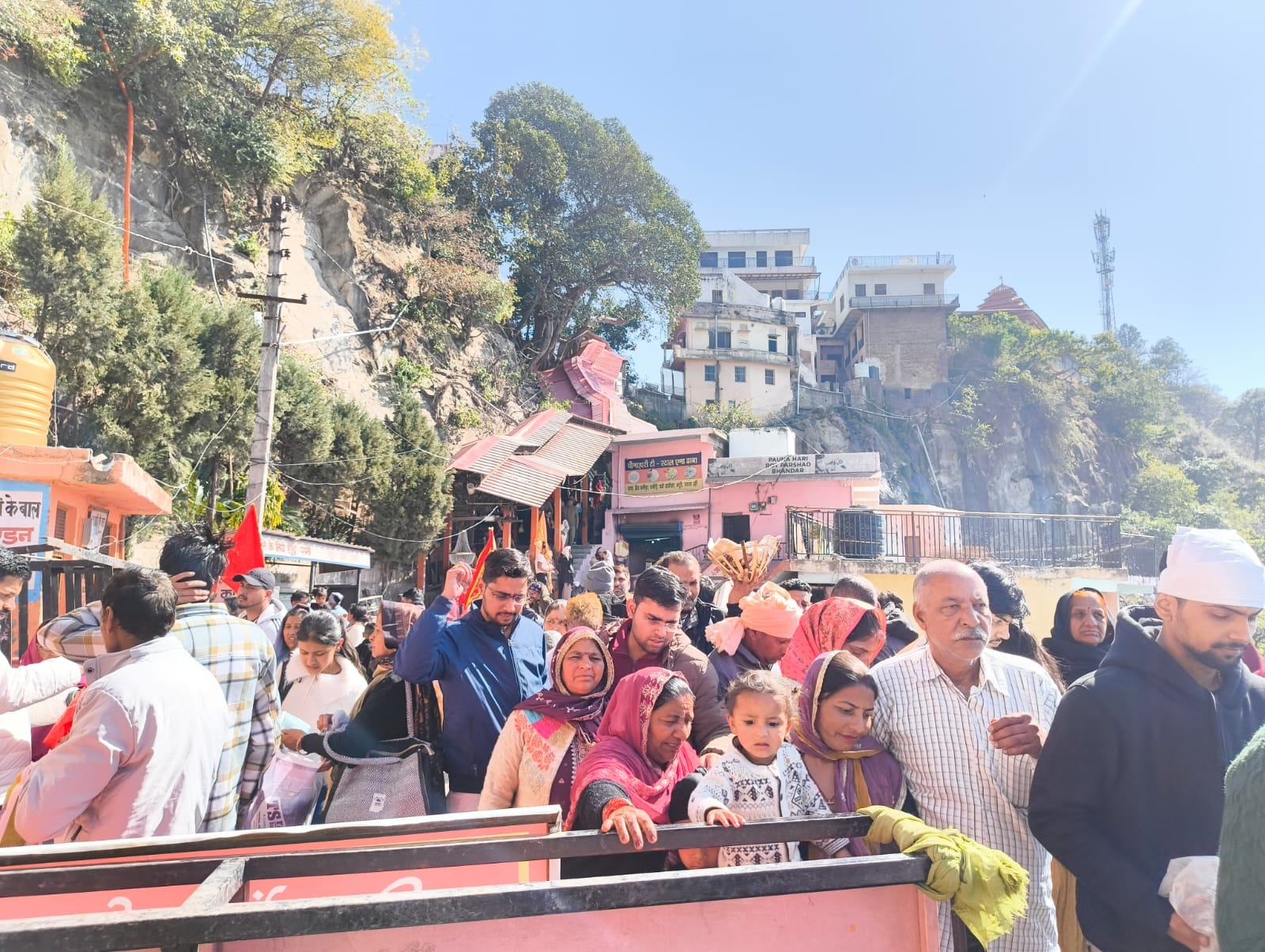 बाबा बालक नाथ मंदिर दियोटसिद्ध में दर्शनों के लिए जाती महिला श्रद्धालु। संवाद