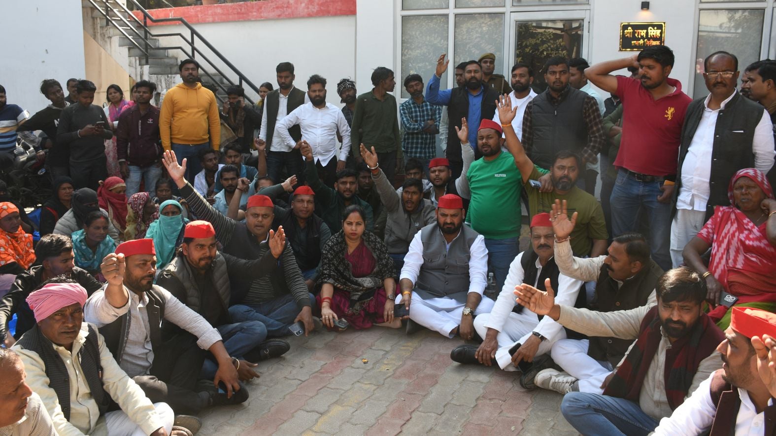 बीबीडी थाना परिसर में धरने पर बैठी सपा पार्षद ममता रावत। बीबीडी थाना परिसर में धरने पर बैठी सपा पार्षद ममता रावत।