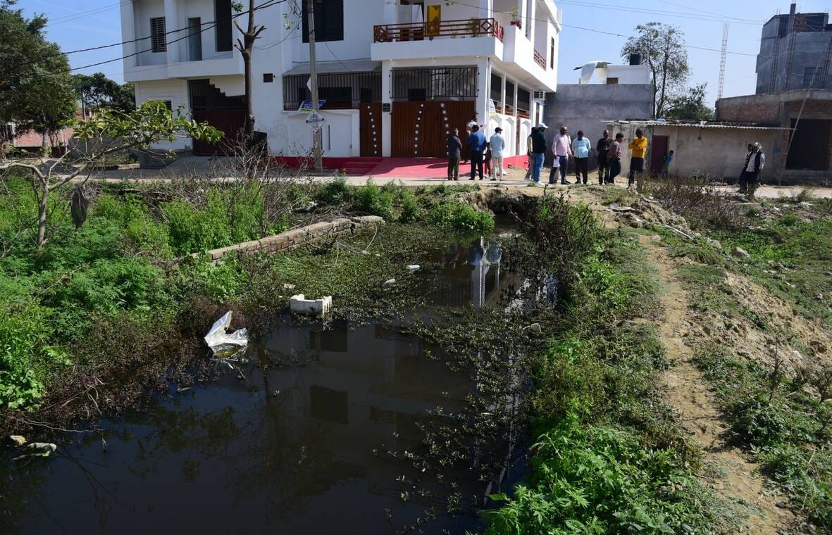 भरवारा के गंगोत्री विहार काॅलोनी में जलभराव और विधायक का मैरिज लाॅन। 