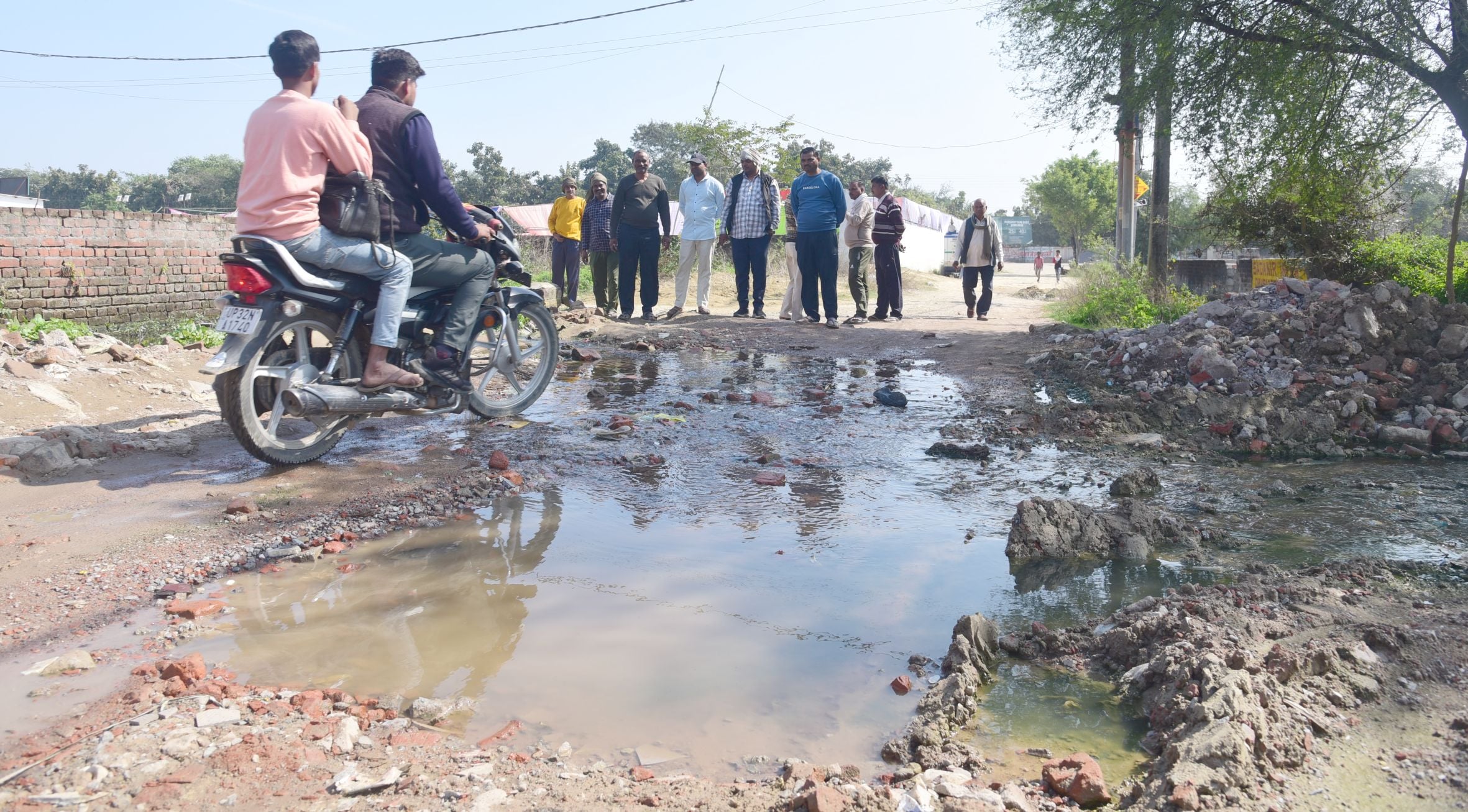 भरवारा के गंगोत्री विहार काॅलोनी में जलभराव और विधायक का मैरिज लाॅन। 