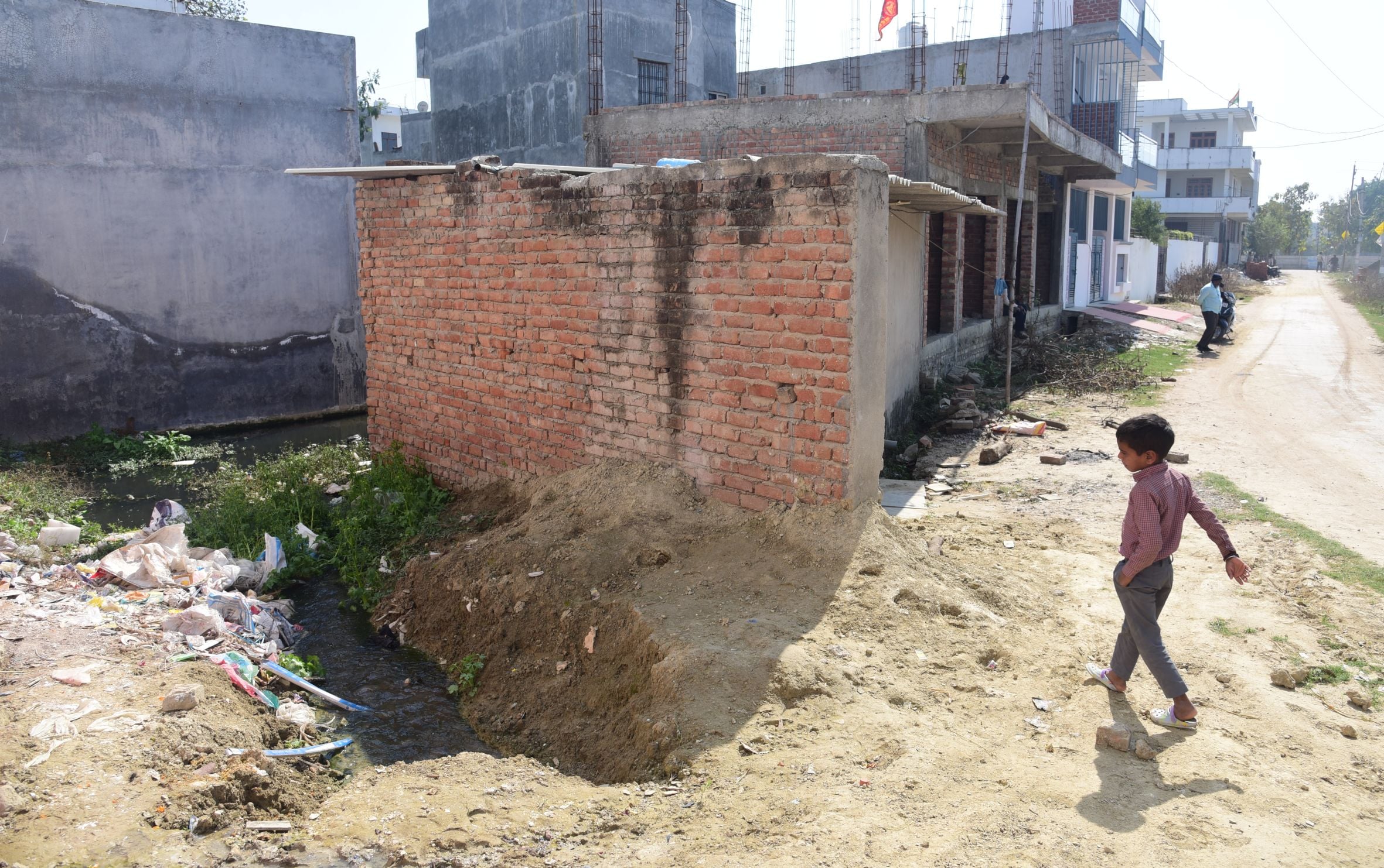भरवारा के गंगोत्री विहार काॅलोनी में जलभराव और विधायक का मैरिज लाॅन। 