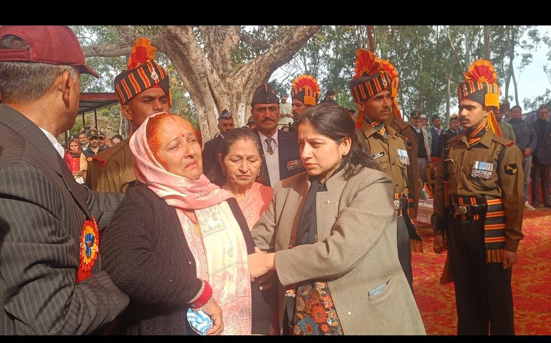 बलिदानी अंकेश भारद्वाज को उनकी पुण्यतिथी पर श्रद्धांजलि देने पहुंचे सेना के जवान और अन्य। संवाद