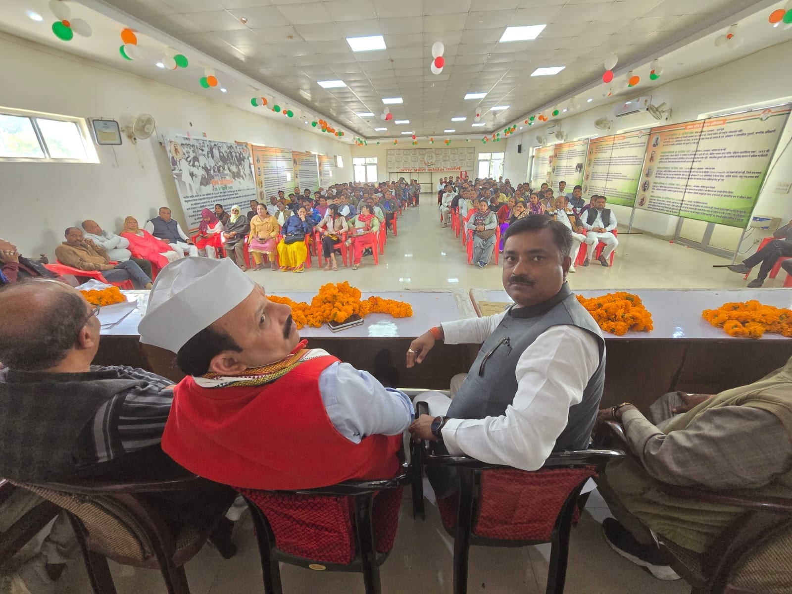 बैठक करते कांग्रेसी।