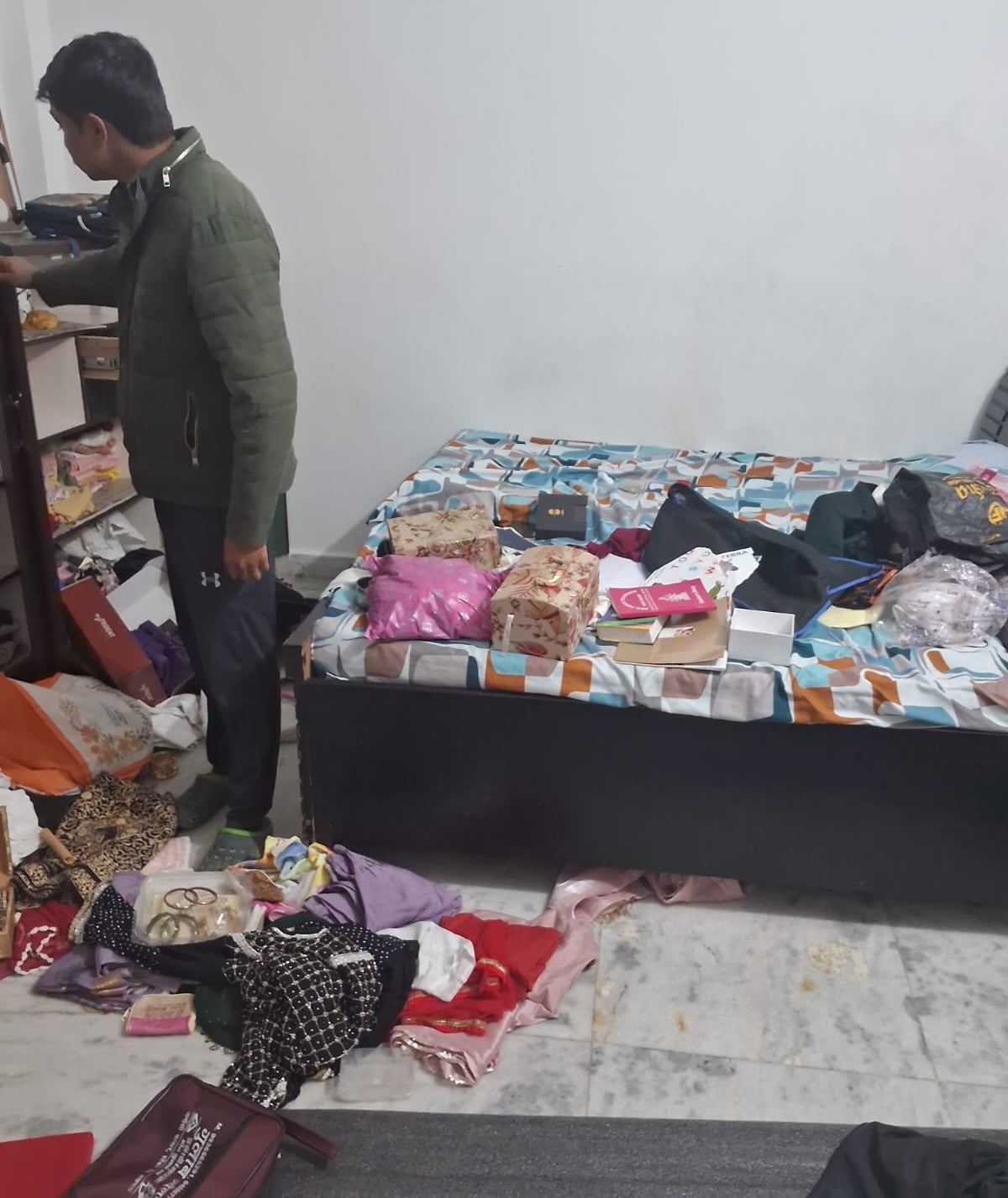 चोरी के बाद बिखरा पड़ा सामान।