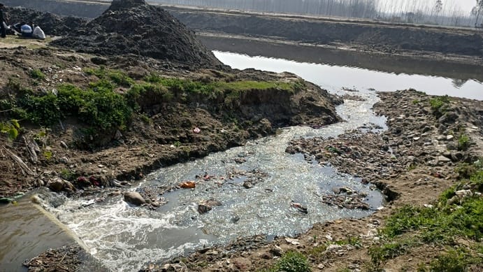 एमएलडी के नजदीक नहर में गिरता निगम के नाले का पानी। संवाद एमएलडी के नजदीक नहर में गिरता निगम के नाले का पानी। संवाद
