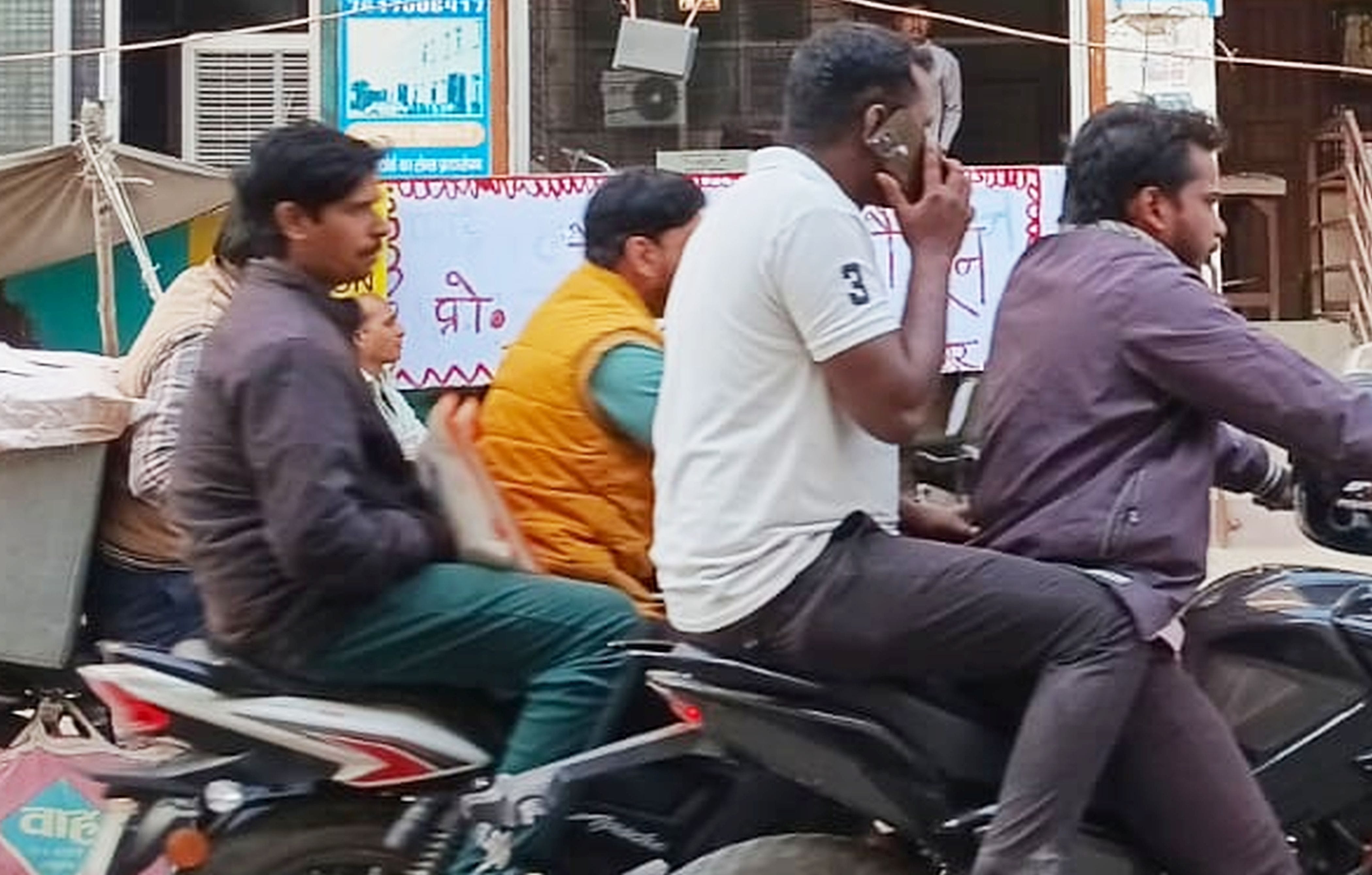 फोटो-08-बिना हेलमेट के दोपहिया वाहन दौड़ाते युवक। संवाद