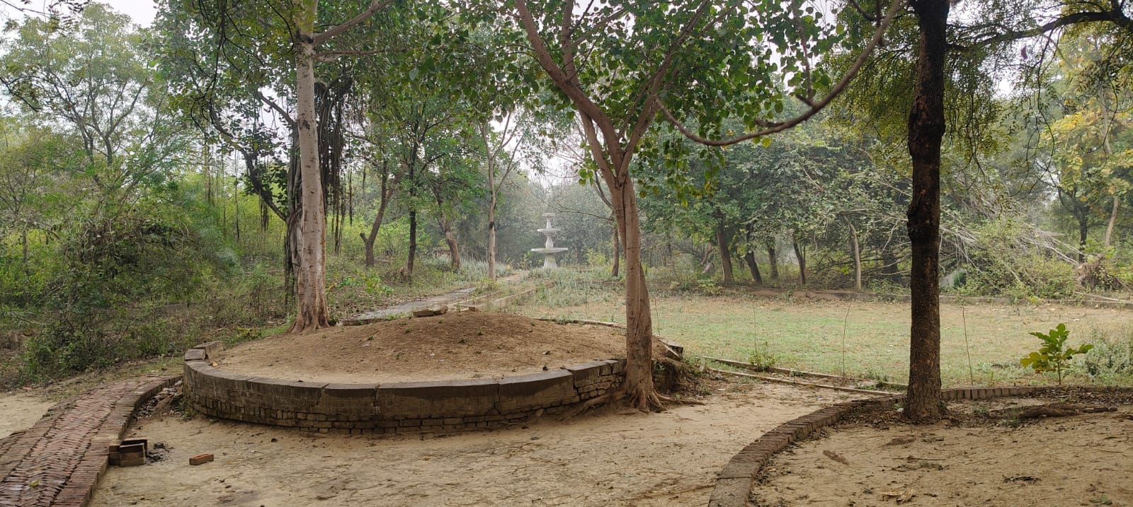 फाेटो 08 एचएएमपी 01- जीर्णशीर्ण हालत में सिटी फॉरेस्ट पार्क का गेट। संवाद