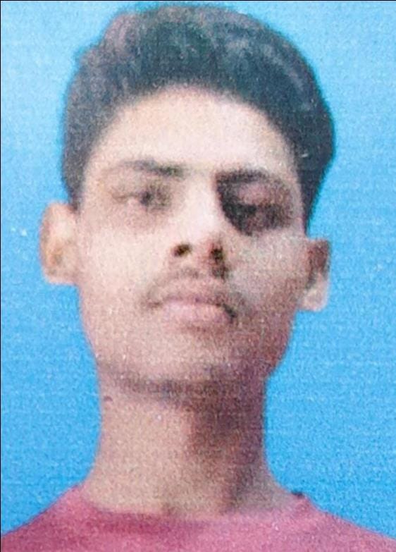 फोटो-11 घटनास्थल पर बिलखती पुत्री रिंकी को संभालते पिता राकेश।संवाद