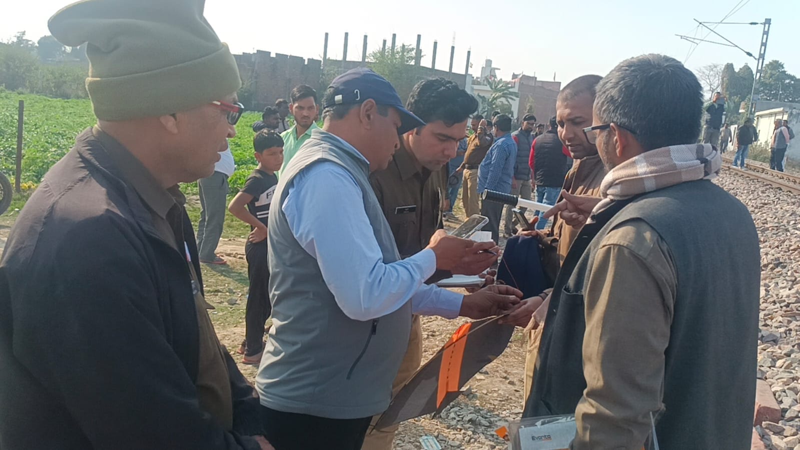 फोटो-23 फर्रुखाबाद के मिशन कंपाउंड के पास रेलवे की टूट कर लटकती ओएचई लाइन। संवाद