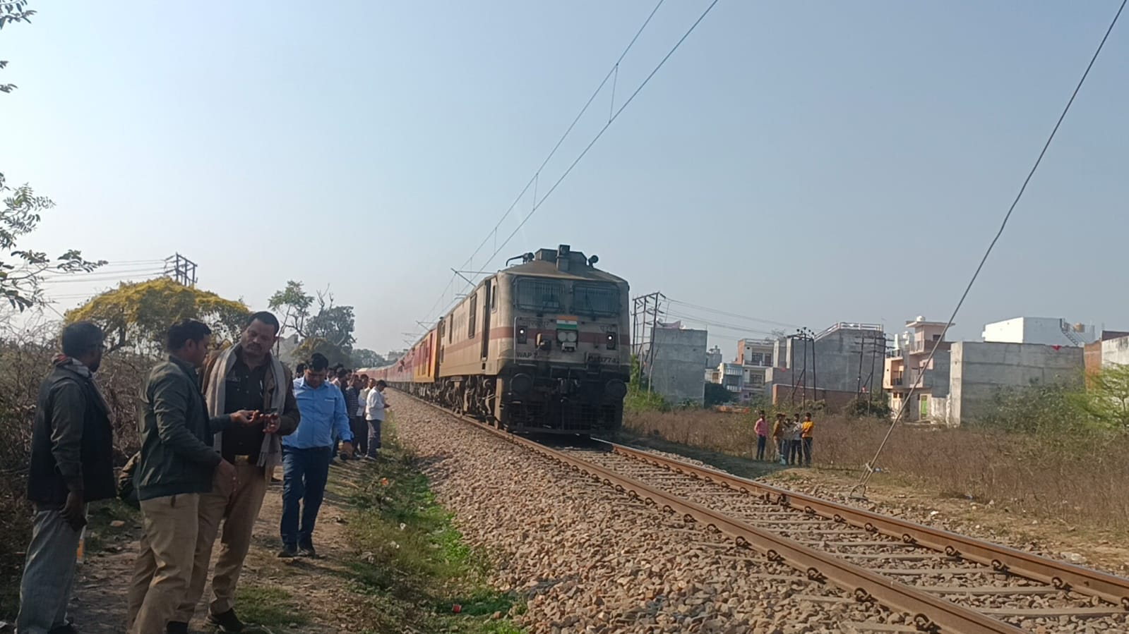 फोटो-23 फर्रुखाबाद के मिशन कंपाउंड के पास रेलवे की टूट कर लटकती ओएचई लाइन। संवाद