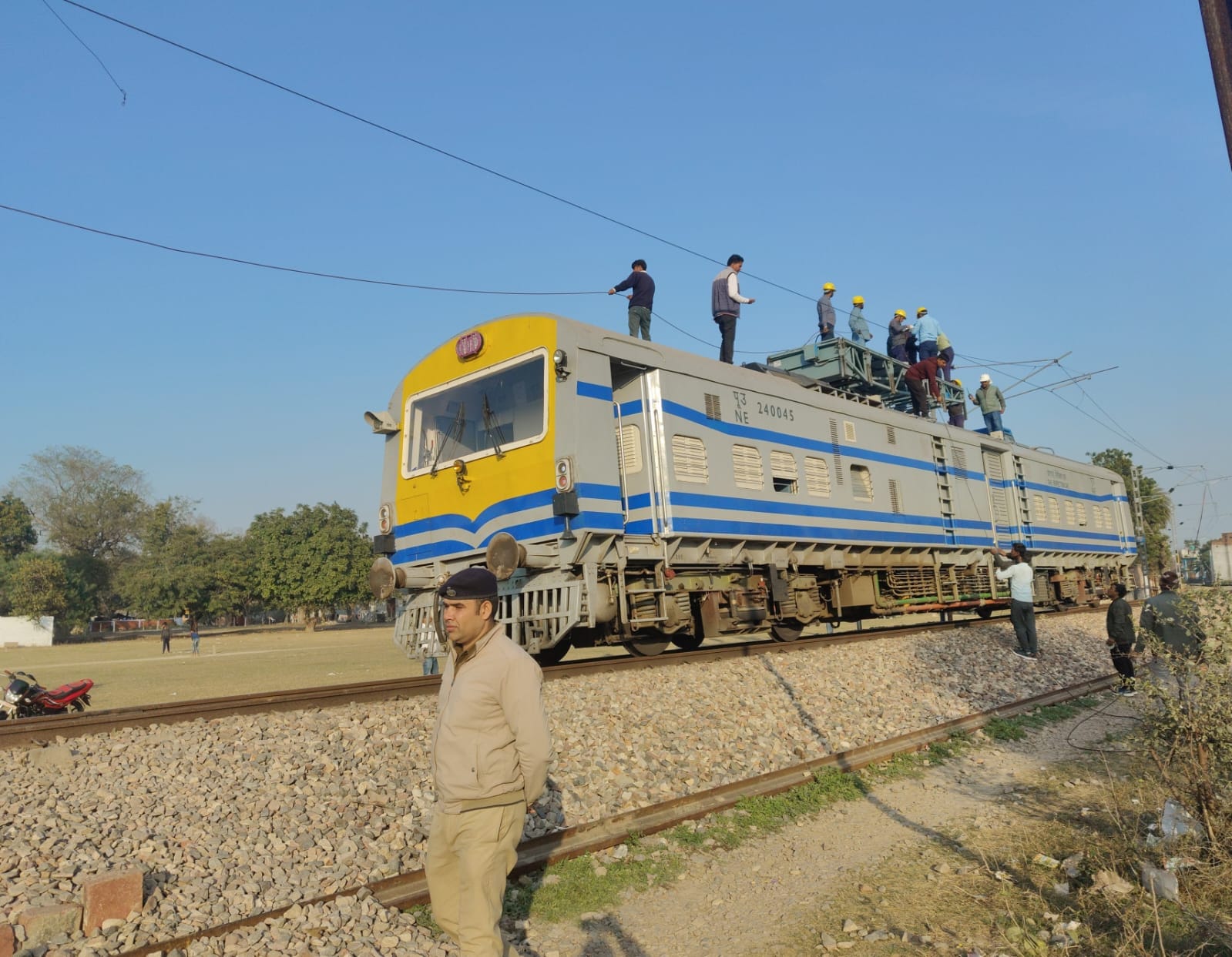 फोटो-23 फर्रुखाबाद के मिशन कंपाउंड के पास रेलवे की टूट कर लटकती ओएचई लाइन। संवाद