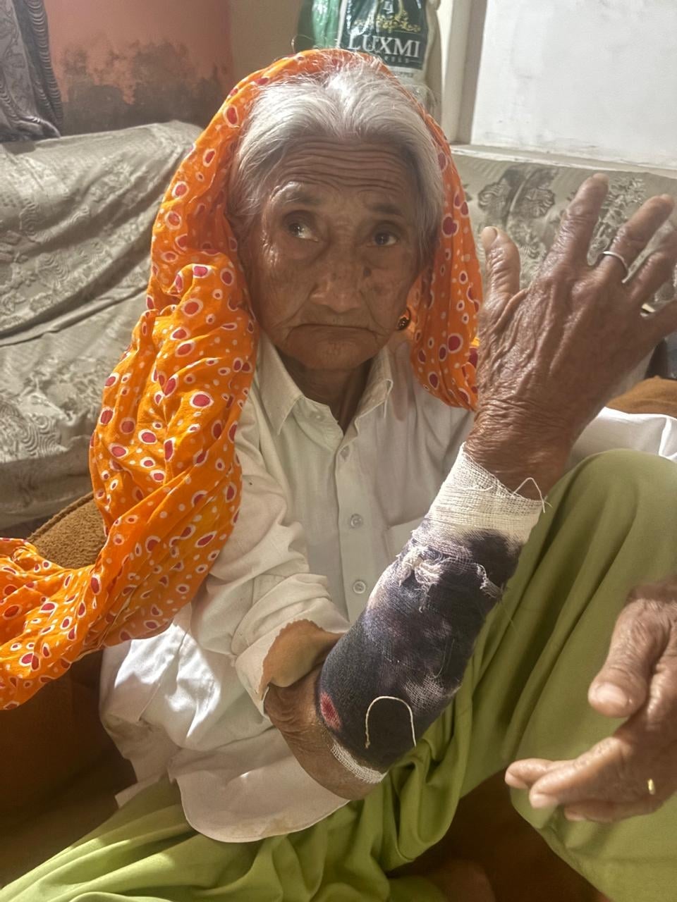 फोटो-55: लाइनपार के सुभाष नगर में कुतिया को पकड़ते पशु विशेषज्ञों की टीम। स्रोत संस्था फोटो-55: लाइनपार के सुभाष नगर में कुतिया को पकड़ते पशु विशेषज्ञों की टीम। स्रोत संस्था