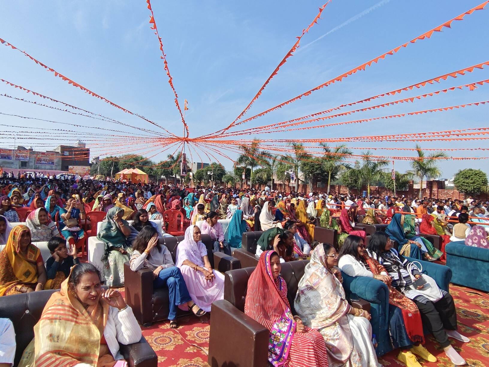 फोटो 9 किशनी के हिंदू सम्मेलन में बोलते महंत राजू दास। संवाद