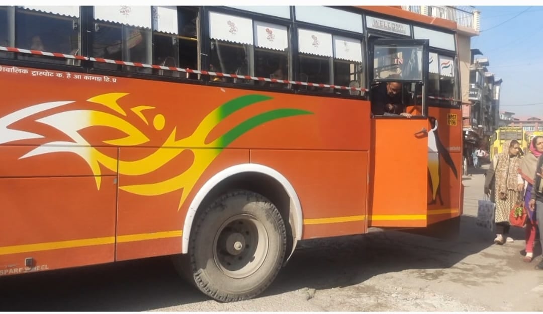 घुमारवीं में चलती बस की खुली खिड़की। संवाद