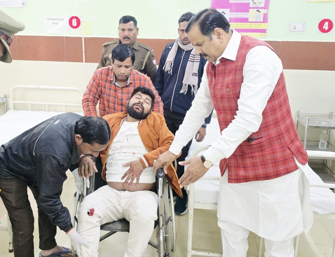 हादसे के बाद पलटी ट्रॉली व कार चालक घायल को ट्रॉमा सेंटर-2 में कराया गया भर्ती। हादसे के बाद पलटी ट्रॉली व कार चालक घायल को ट्रॉमा सेंटर-2 में कराया गया भर्ती।