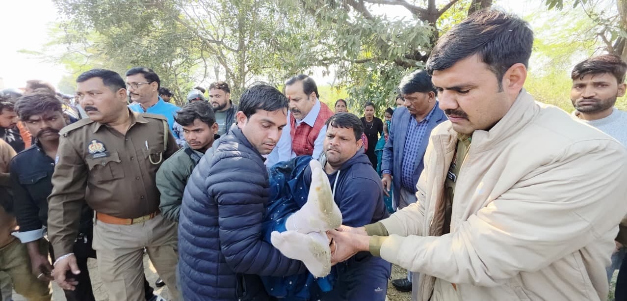 हादसे के बाद पलटी ट्रॉली व कार चालक घायल को ट्रॉमा सेंटर-2 में कराया गया भर्ती। हादसे के बाद पलटी ट्रॉली व कार चालक घायल को ट्रॉमा सेंटर-2 में कराया गया भर्ती।