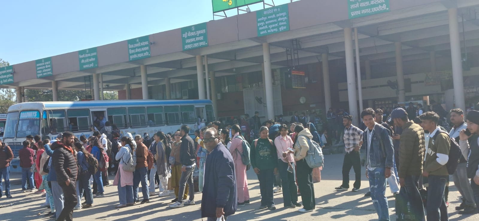 जगाधरी अड्डे पर बसों का इंतजार करते यात्री। संवाद