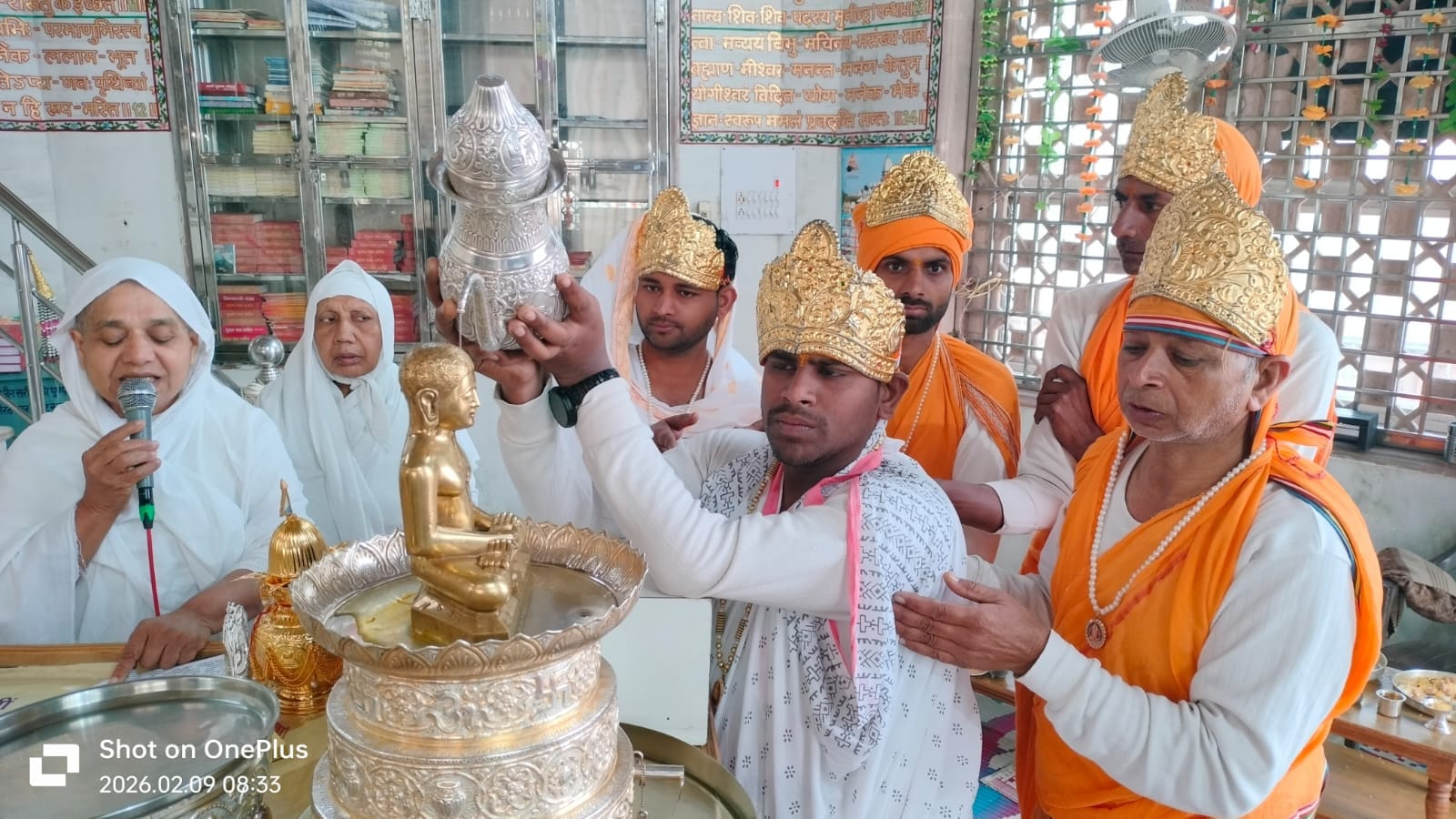 कैलाश पर्वत पर चल रहे भक्तांबर विधानपाठ में पूजा अर्चना करते श्रद्धालु स्रोत मंदिर कैलाश पर्वत पर चल रहे भक्तांबर विधानपाठ में पूजा अर्चना करते श्रद्धालु स्रोत मंदिर