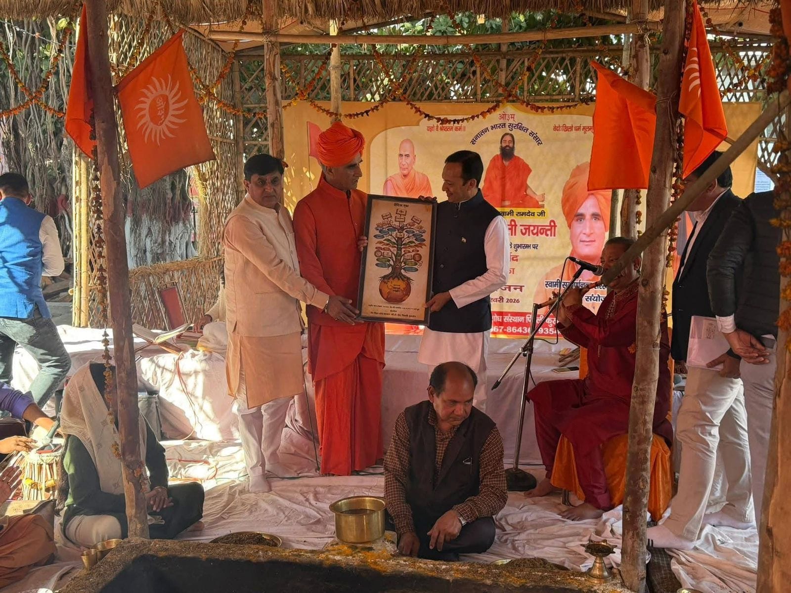 कुरुक्षेत्र। ब्रह्मसरोवर पर आयोजित चतुर्वेद महायज्ञ में सांसद नवीन जिंदल को स्मृति चिह्न भेंट क