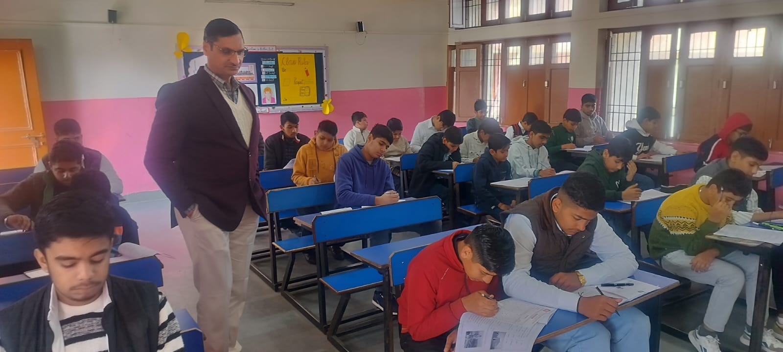 कुरुक्षेत्र। गीता निकेतन आवासीय विद्यालय में आयोजित प्रवेश परीक्षा के दौरान इस तरह उमड़े रहे छा