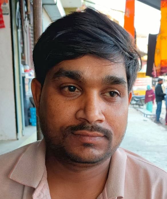 करारी कस्बा स्थित गोदाम में रखी पानी की बोतलें।  संवाद