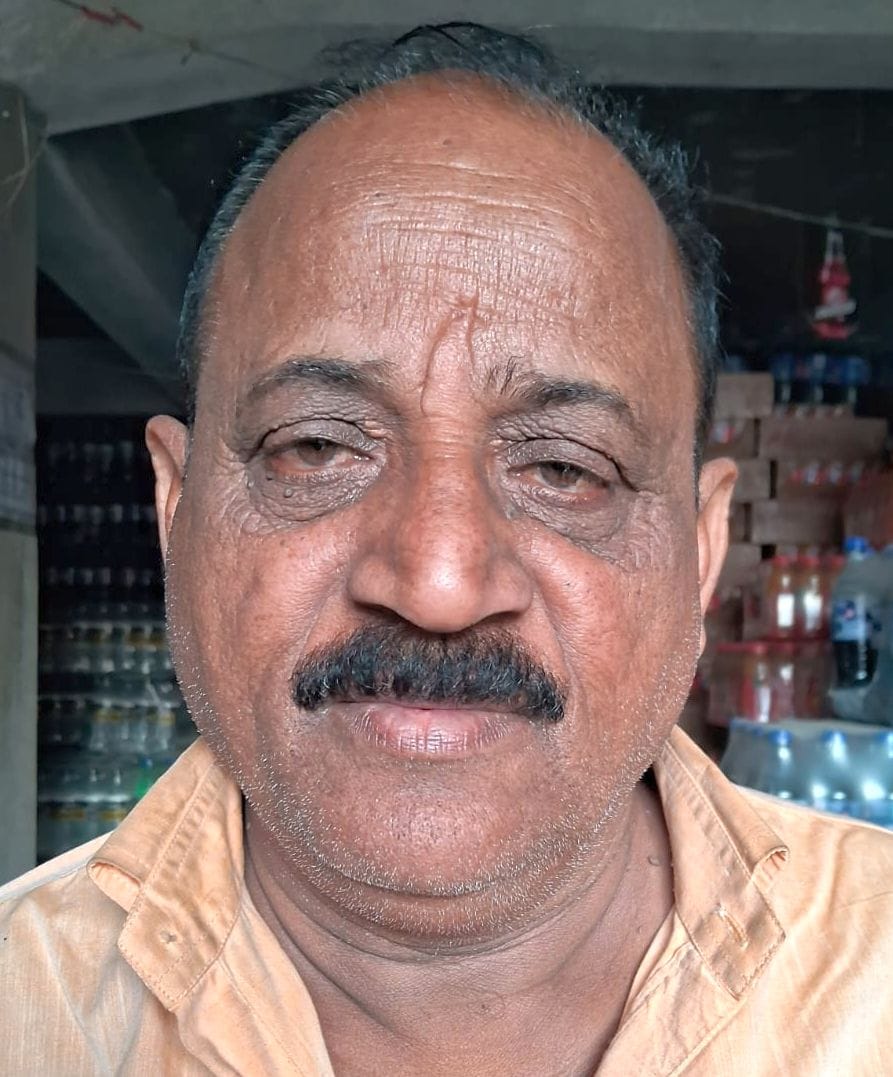 करारी कस्बा स्थित गोदाम में रखी पानी की बोतलें।  संवाद