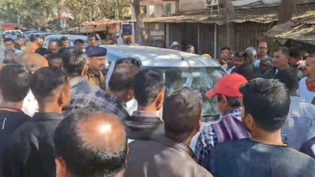 कोर्ट के बाहर हंगामा करते लोग