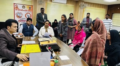 कार्यालय में मां पाटेश्वरी शक्ति संवाद के तहत लोगों की समस्याएं सुनते आयुक्त शशिभूषण लाल सुशी कार्यालय में मां पाटेश्वरी शक्ति संवाद के तहत लोगों की समस्याएं सुनते आयुक्त शशिभूषण लाल सुशी